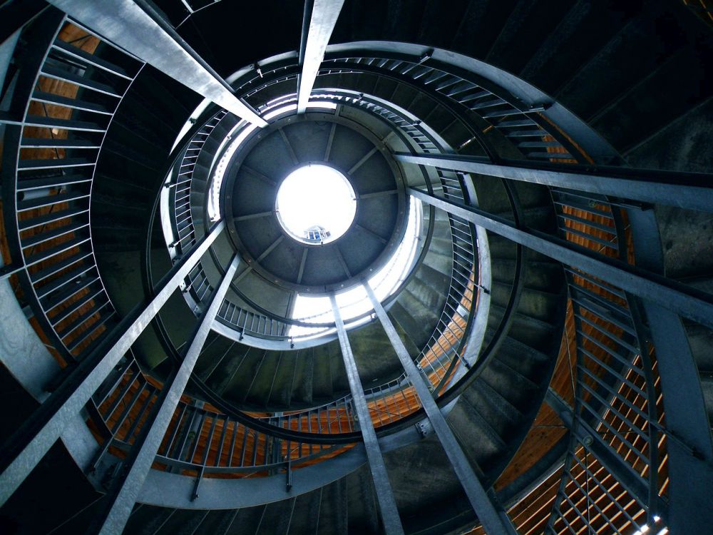Spiraltrapp – funksjonelt design med stil og plassbesparelse