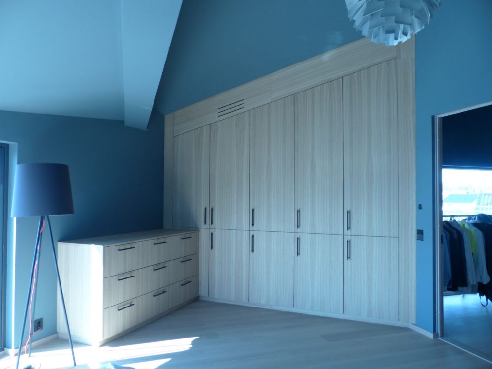 Plassbygd garderobe  smart lagring som utnytter hele rommet